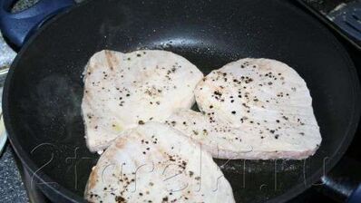 стейк из тунца с острым зеленым соусом