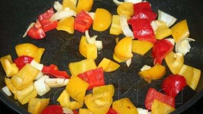 стейк из тунца с острым зеленым соусом