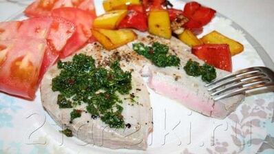 стейк из тунца с острым зеленым соусом