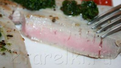 стейк из тунца с острым зеленым соусом