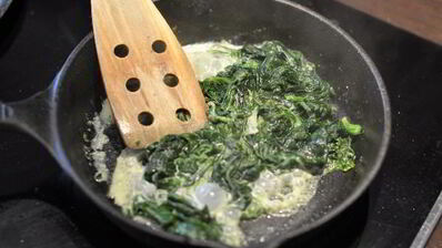 стейк из тунца в гранатовом соусе со шпинатом