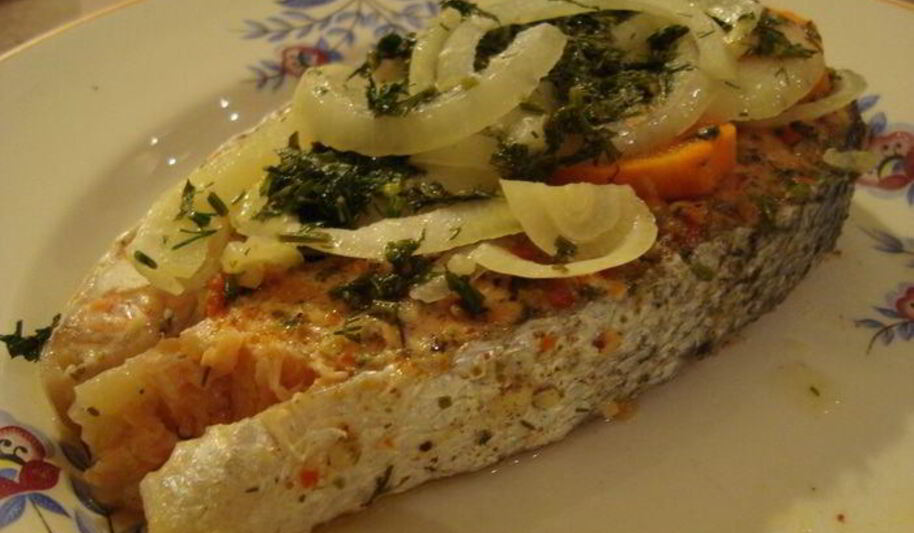 Рецепт стейка лосося, запеченного в фольге homequeen с овощами