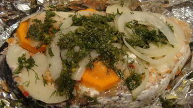 стейк лосося, запеченного в фольге homequeen с овощами