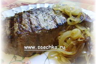 Стейк на решетке с карамелизированным луком