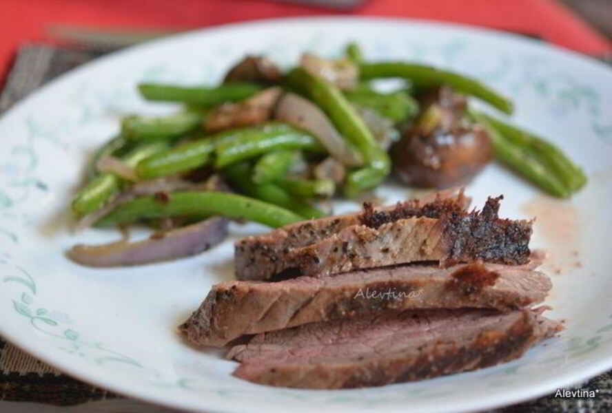 Стейк на сковороде