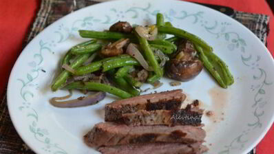 стейк на сковороде