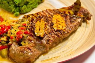 Стейк рибай с остро-сладким соусом