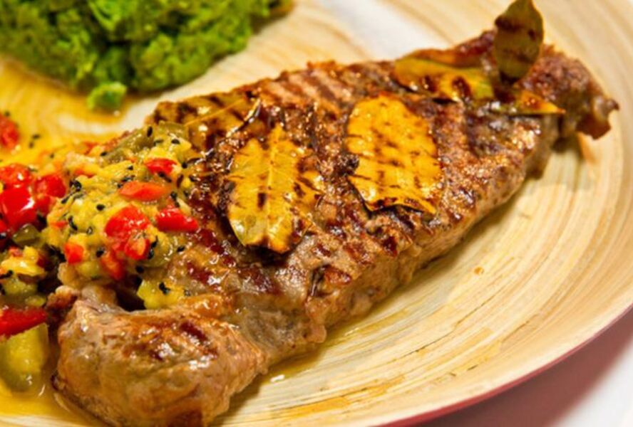 Стейк рибай с остро-сладким соусом