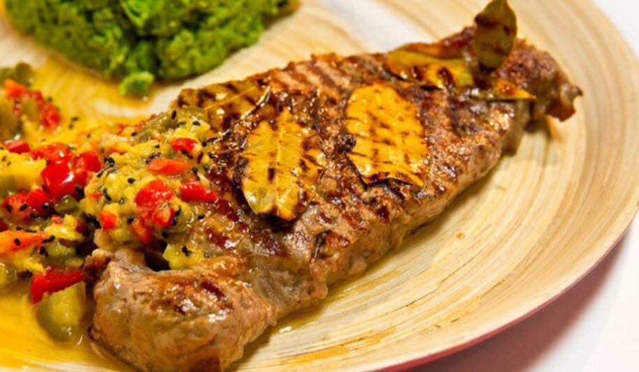 Рецепт стейка рибай с остро-сладким соусом