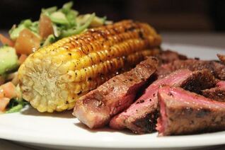 Стейк с овощами на гриле