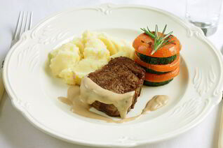 Стейк с перечным соусом, картофельным пюре и мильфеем из цукини и томатов