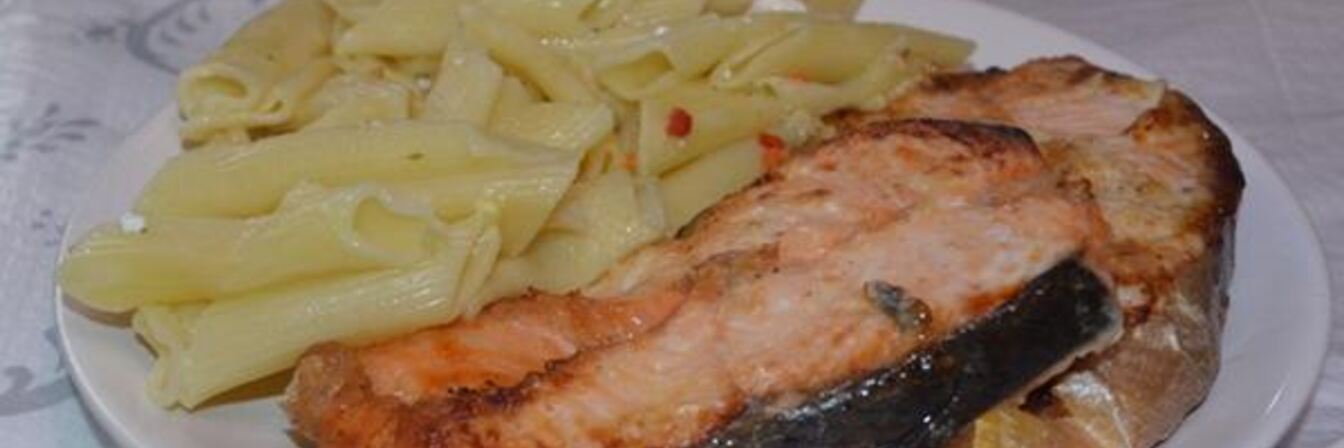 Стейк семги в чесночном соусе