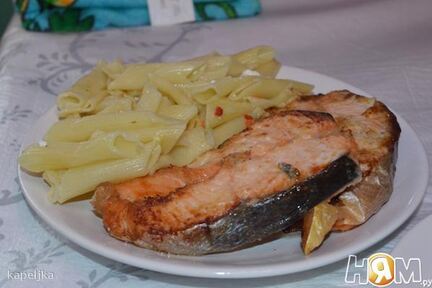 Стейк семги в чесночном соусе