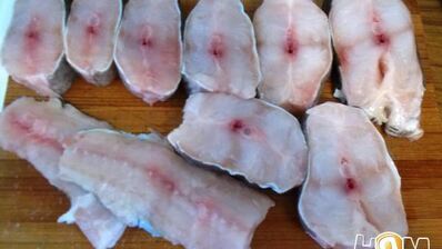 стейки-гриль из зубатки под сливочным соусом