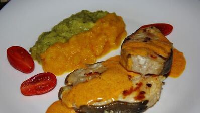 стейки-гриль из зубатки под сливочным соусом