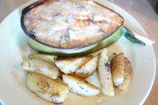 Стейки из лосося с голубым сыром