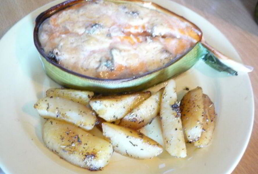 Стейки из лосося с голубым сыром