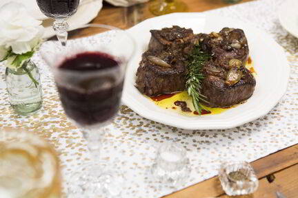 Стейки с жареным луком-шалот