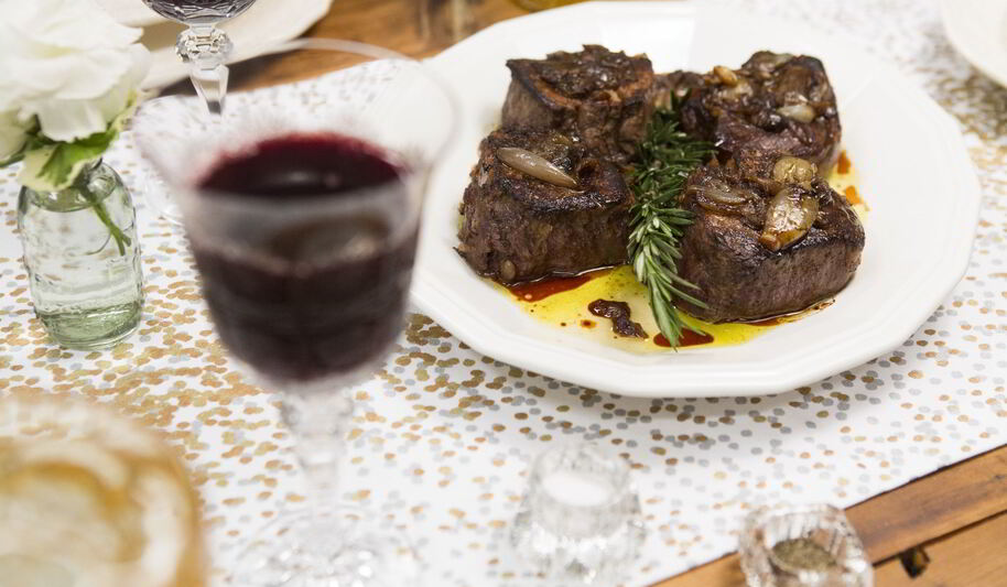 Рецепт стейков с жареным луком-шалот