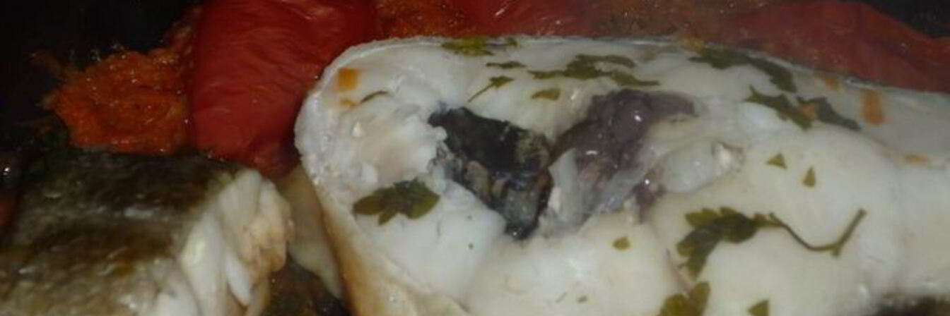 Стейки трески под овощным маринадом