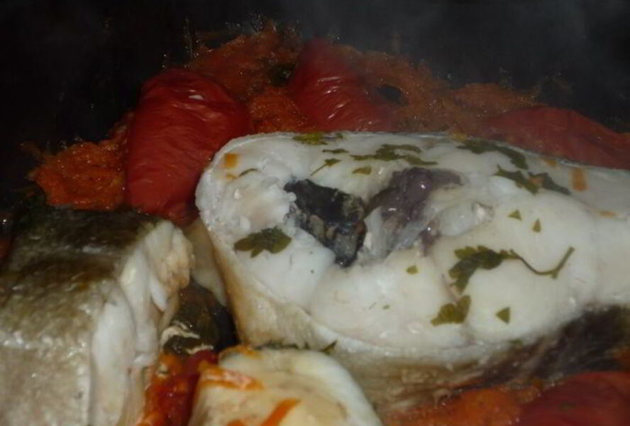 Стейки трески под овощным маринадом