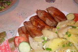 Свиные стейки под соусом с запеченым картофелем