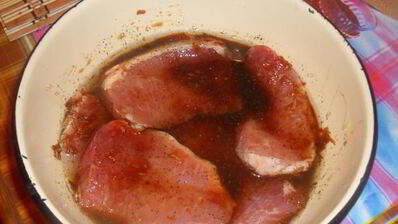 свиные стейки под соусом с запеченым картофелем