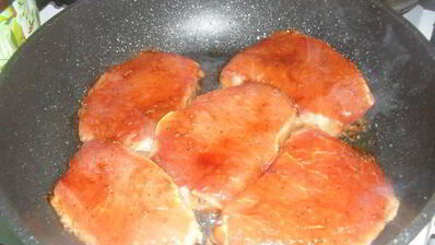 свиные стейки под соусом с запеченым картофелем