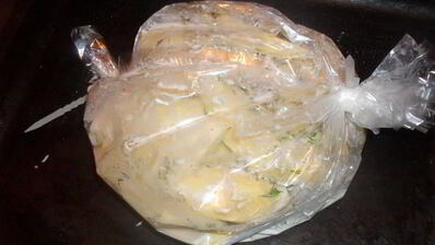 свиные стейки под соусом с запеченым картофелем