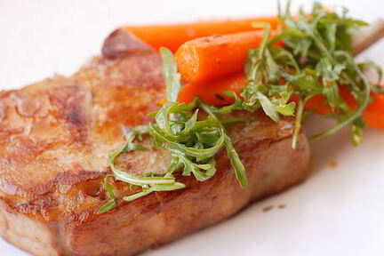 Жареные свиные стейки