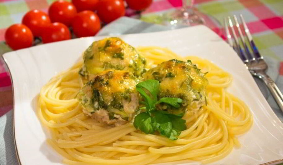 Рецепт куриных тефтелей в сливочном соусе