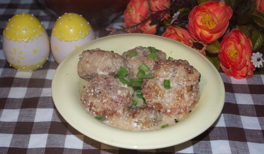 Рецепт куриных тефтелей в сметанном соусе