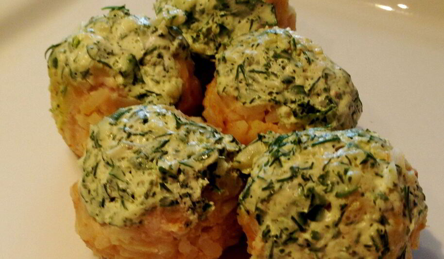 Рецепт легкие куриные тефтели на пару со сметанно-чесночным соусом