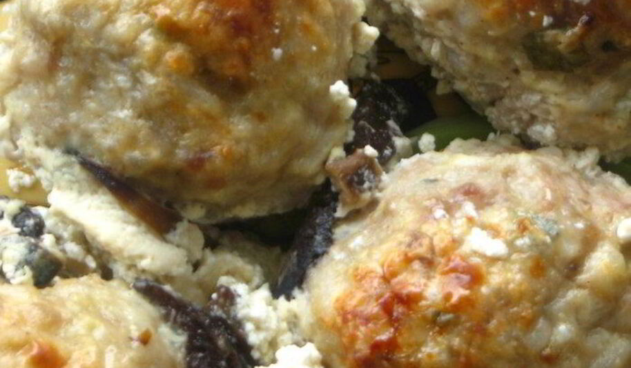 Рецепт нежнейших тефтелей с овощами под сметанно-грибным соусом