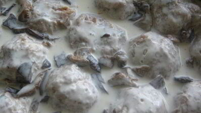 нежнейшие тефтели с овощами под сметанно-грибным соусом