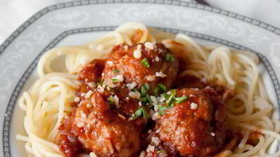 спагетти с тефтелями в томатном соусе