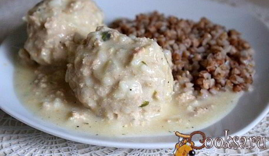 Рецепт тефтелей-ежиков из семги в сметанном соусе