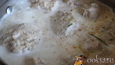 тефтели-ежики из семги в сметанном соусе