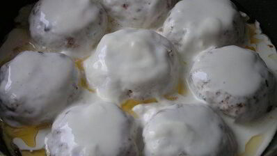 тефтели из индейки с базиликом и мятой в сливочном соусе