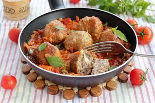 Тефтели с моцареллой в томатно-овощном соусе