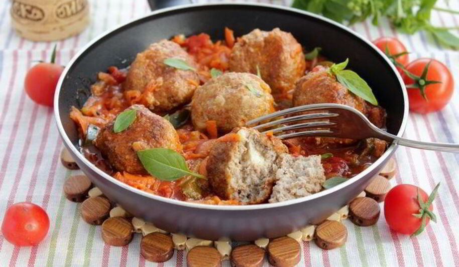 Рецепт тефтелей с моцареллой в томатно-овощном соусе