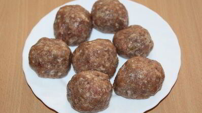 тефтели с моцареллой в томатно-овощном соусе