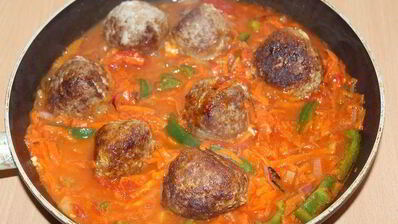 тефтели с моцареллой в томатно-овощном соусе