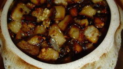 тефтели с сюрпризом, запеченные с баклажанами и грибами