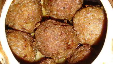 тефтели с сюрпризом, запеченные с баклажанами и грибами