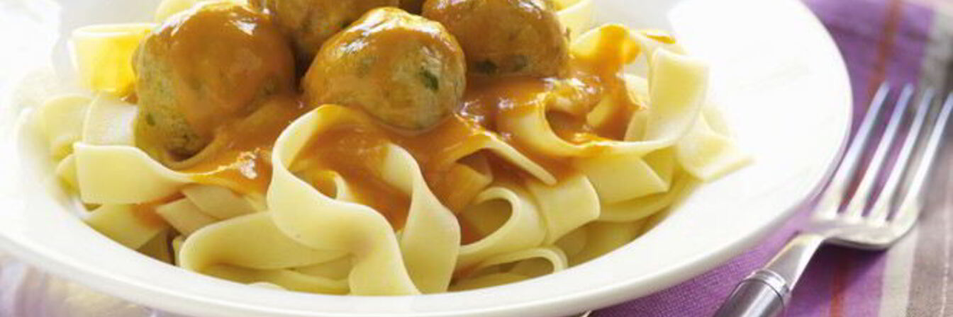 Тефтели со сметанным и томатным соусом