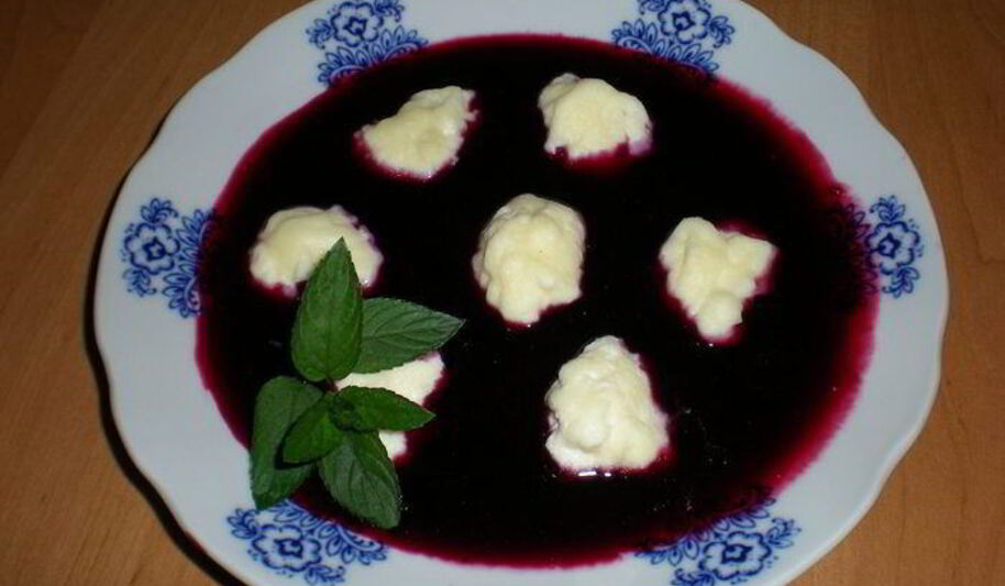 Рецепт творожных ньокков в соусе из черной смородины