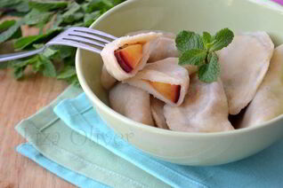 Вареники из цельнозерновой муки с половинками слив