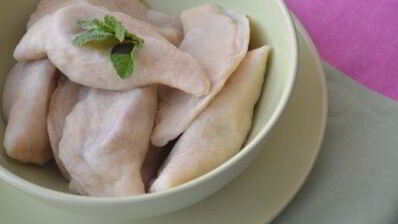 вареники из цельнозерновой муки с половинками слив