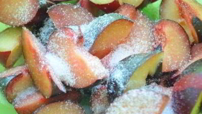 вареники из цельнозерновой муки с половинками слив